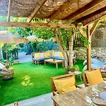 Maisonnette Avec Terrasse Et Jardin-parking Prive-9mn Des Plages A Pied